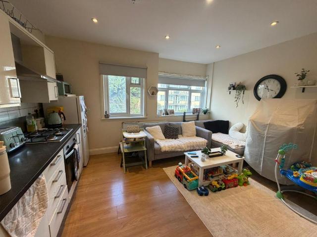 Flat for rent in Iver, Richings Park