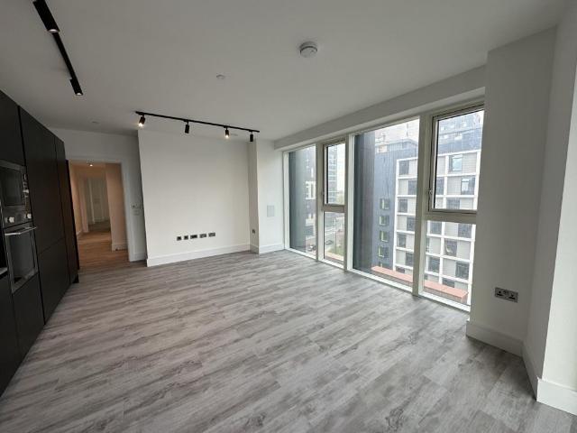 Flat for rent in London Borough of Ealing, Park Royal