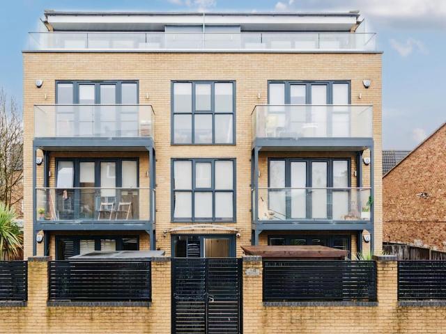 Flat for rent in London Borough of Lewisham, Greater London