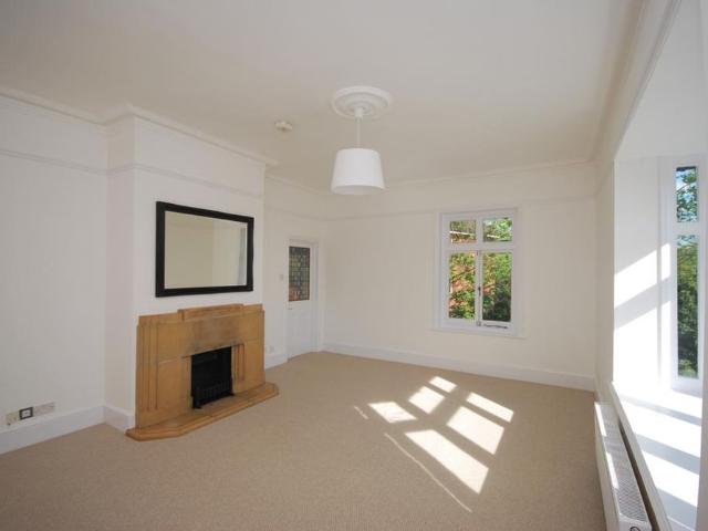 Apartment for rent in Shortlands, Greater London