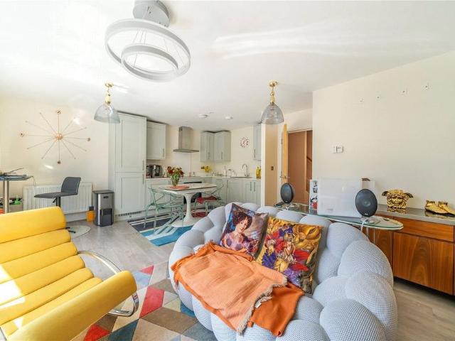 Apartment for rent in Blackhills, Surrey