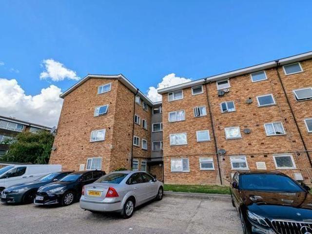 Apartment for rent in Newbury Park, Greater London