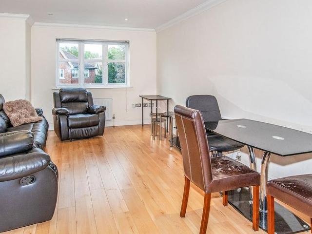 Apartment for rent in Row Town, Surrey