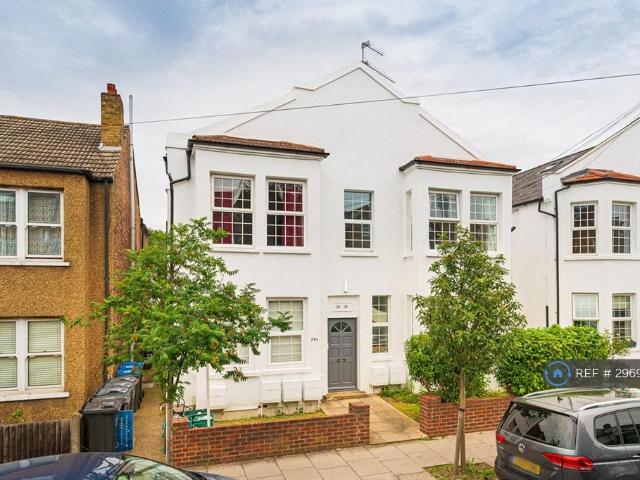 Flat for rent in London Borough of Merton, Collier's Wood