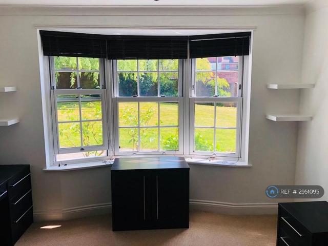 Apartment for rent in London Borough of Merton, Raynes Park