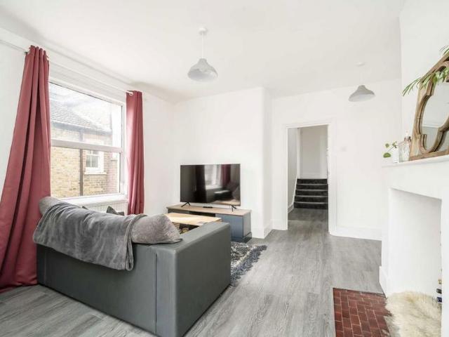 Apartment for rent in Furzedown, Greater London