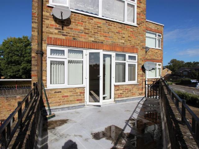Flat for rent in Denham