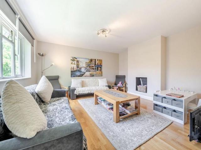 Apartment for rent in London Borough of Merton, Merton Park
