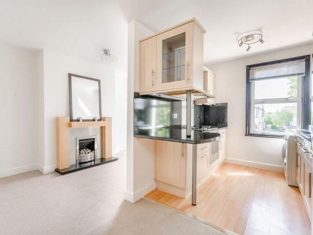 Flat for rent in Motspur Park, Greater London