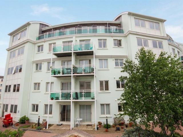 Flat for rent in St Helier, Greater London