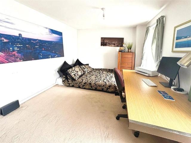 Apartment for rent in Abbey End, Green Close