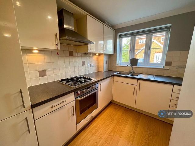 Flat for rent in Row Town, Surrey