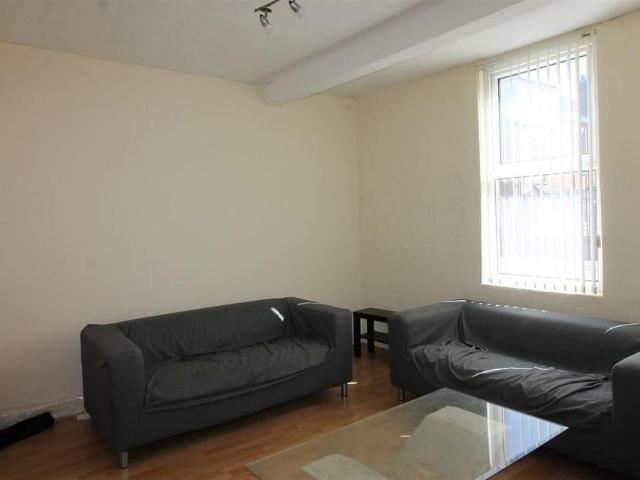 Apartment for rent in Hyde Park, West Yorkshire