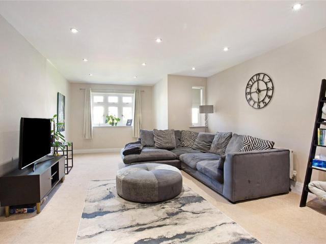 Flat for rent in Lower Green Esher, Blackhills
