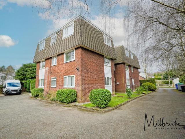 Flat for rent in Roe Green, Salford