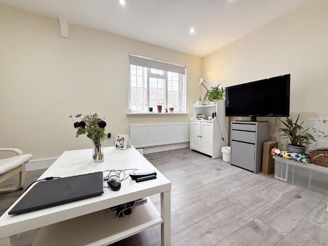 Flat for rent in Iver, Richings Park
