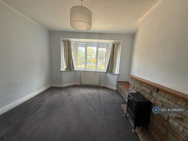Apartment for rent in Whetstone, Oakleigh Park