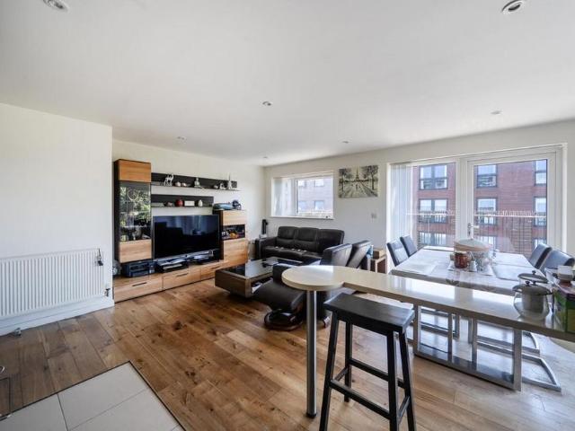 Apartment for rent in Little Stanmore, Greater London