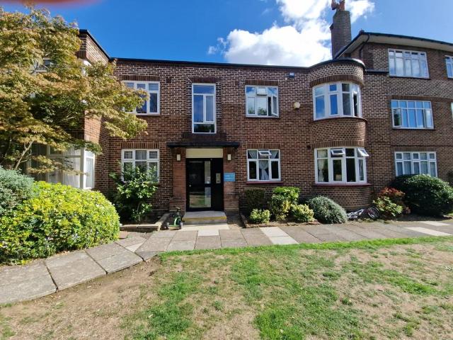 Flat for rent in Canons Park, Greater London