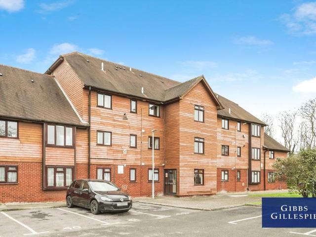 Flat for rent in Yiewsley, Greater London