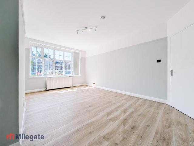 Flat for rent in The Wrythe, Greater London