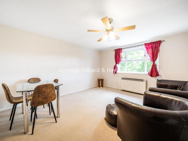 Flat for rent in Furzedown, Greater London