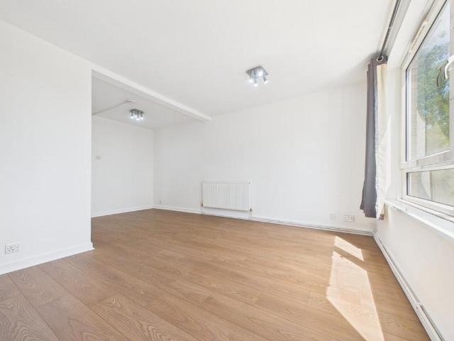 Flat for rent in London Borough of Croydon, Waddon