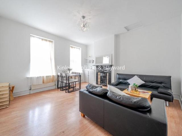 Apartment for rent in Summerstown, Greater London