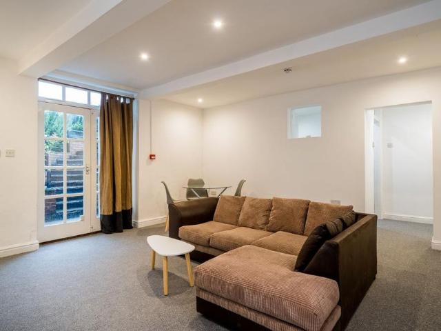 Apartment for rent in Woodhouse, West Yorkshire