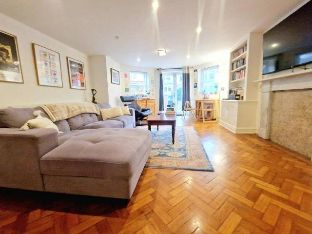 Flat for rent in Ferme Park, Greater London