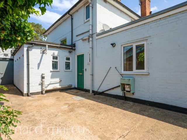 Flat for rent in Hampton Hill, Greater London