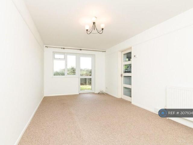 Apartment for rent in Badshot Lea, Waverley