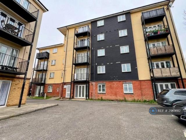Flat for rent in Loxford, Greater London