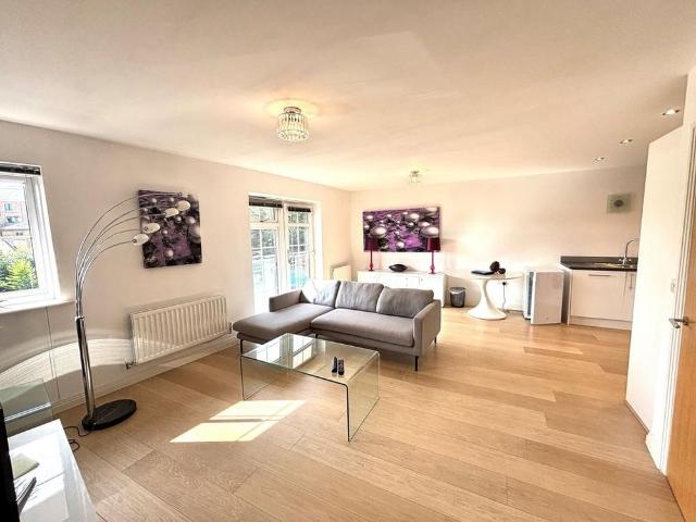 Apartment for rent in Row Town, Surrey