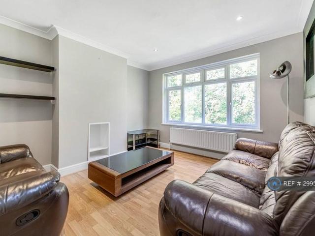 Apartment for rent in London Borough of Merton, Merton Park
