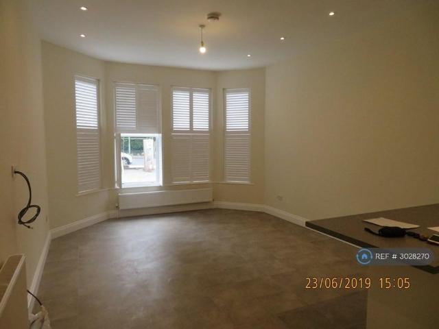 Apartment for rent in Shortlands, Greater London