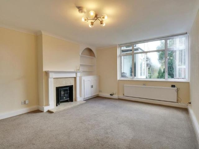 Apartment for rent in Longlands, Greater London