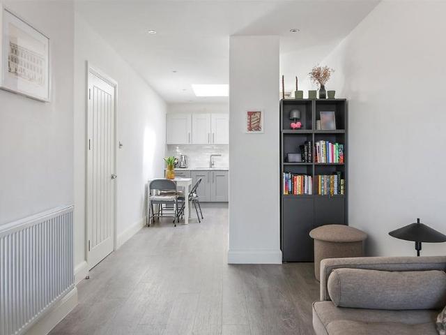 Apartment for rent in Red Hill, Surrey