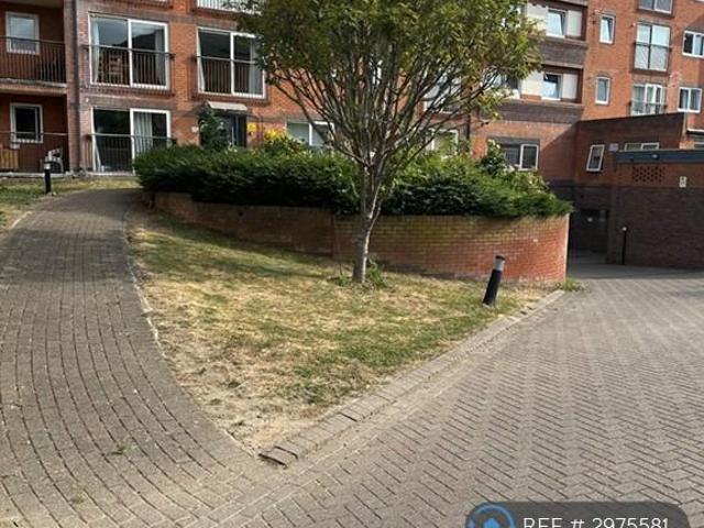 Flat for rent in London Borough of Merton, Greater London