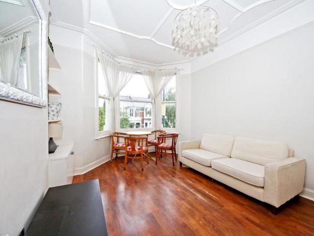 Apartment for rent in Queen's Park, Cat Hill