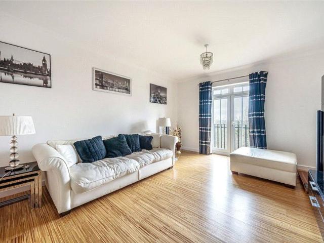 Apartment for rent in Repton Park, Greater London