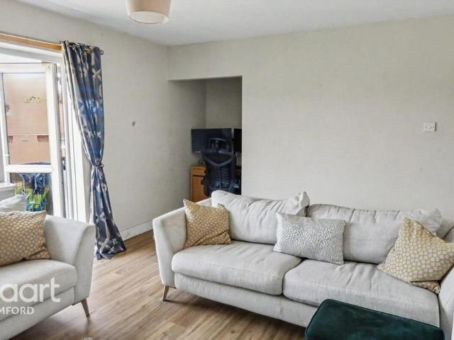 Apartment for rent in Harold Hill, Greater London