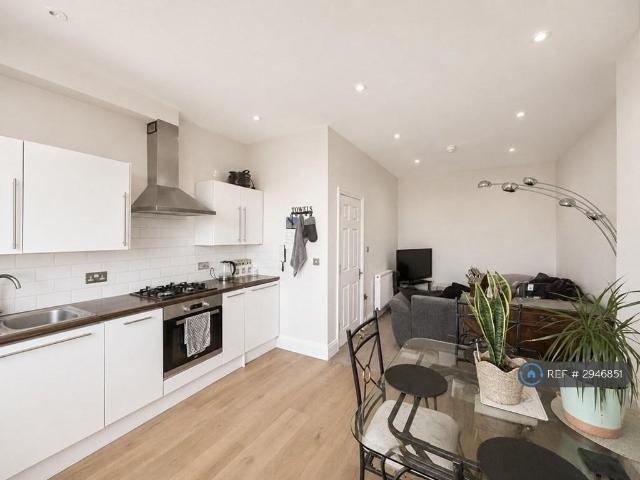 Flat for rent in Regent Quay, Oad Street