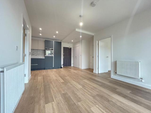 Flat for rent in Motspur Park, Greater London