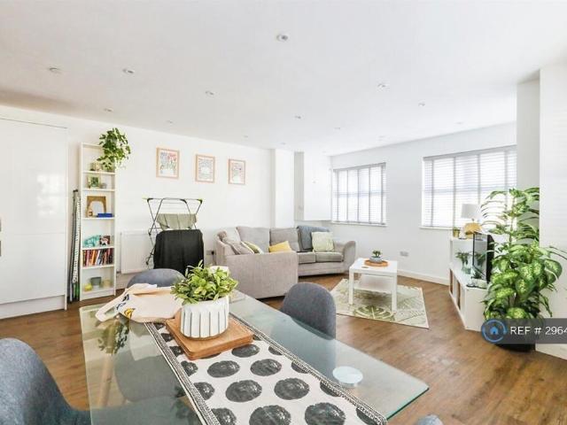 Flat for rent in Falcon Lodge, Wales