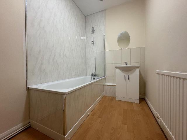 Flat for rent in Cwm, Wales