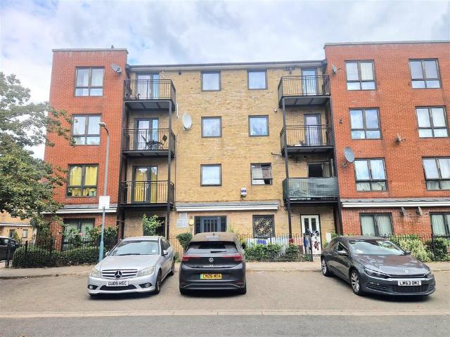 Flat for rent in Preston, Greater London