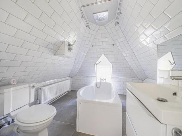 Apartment for rent in Northwood, Greater London