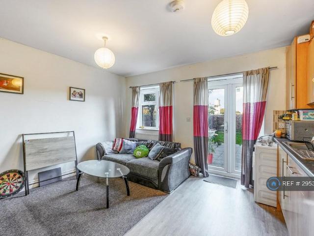 Flat for rent in London Borough of Ealing, Park Royal