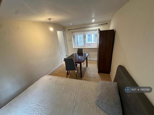 Flat for rent in London Borough of Hounslow, Greater London
